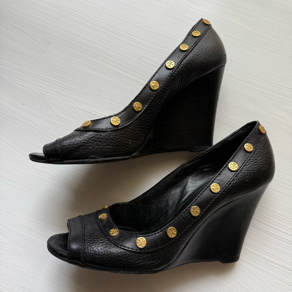 TORY BURCH BLACK PRE-OWNED WEDGE HEEL PEEP TOE BLACK SZ 7.5*